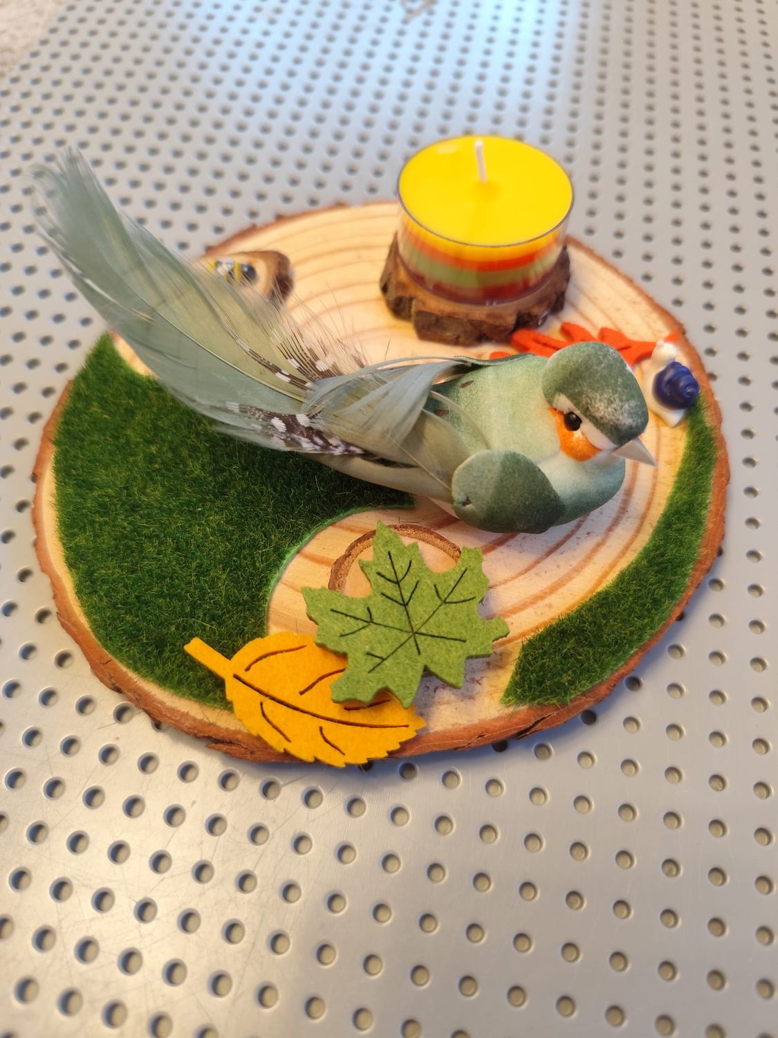 Vogeldekoration auf Holzscheibe mit Laub &amp; DekoKerze