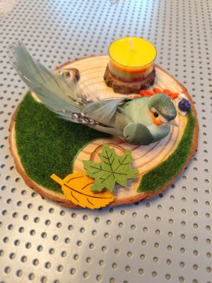 Vogeldekoration auf Holzscheibe mit Laub &amp; DekoKerze