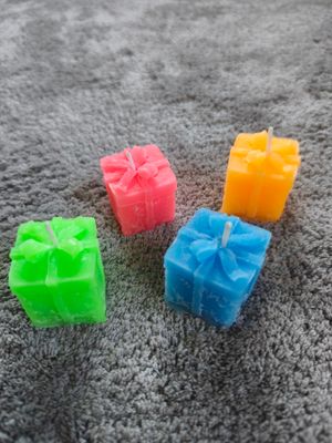 Farbiges 4-er Set fluoreszierende Geschenkkerzen Stile Weihnachten