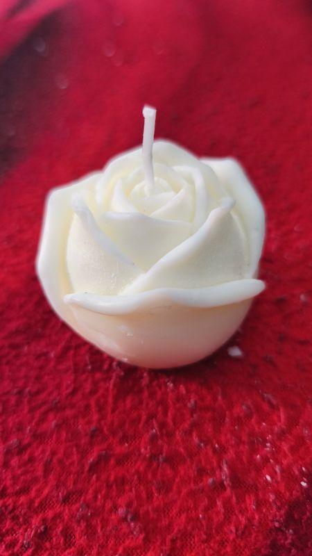Duftkerze, Rosenform, verschiedene Farben und Düfte