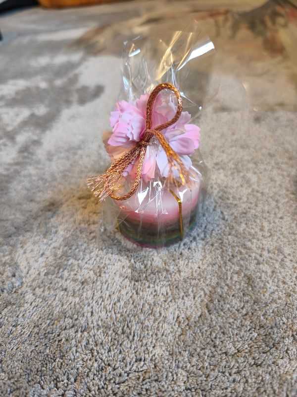 Handgemachte Bunte-Duftende-Kerze – liebevoll verpacktes Geschenk mit Blütendekor