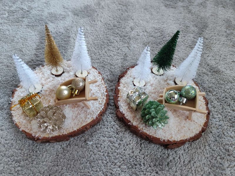 Edle Weihnachtsdeko im Doppelpack: Miniatur-Winterlandschaft auf Holzscheibe
