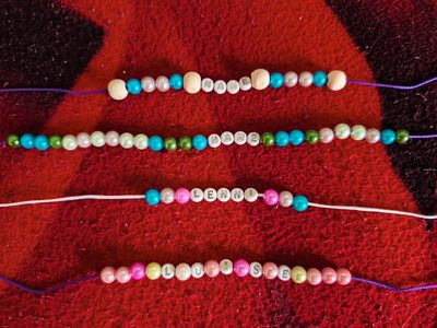 Namenskette oder Armband mit verschiedenen bunten Perlen auf Wunsch gestalten