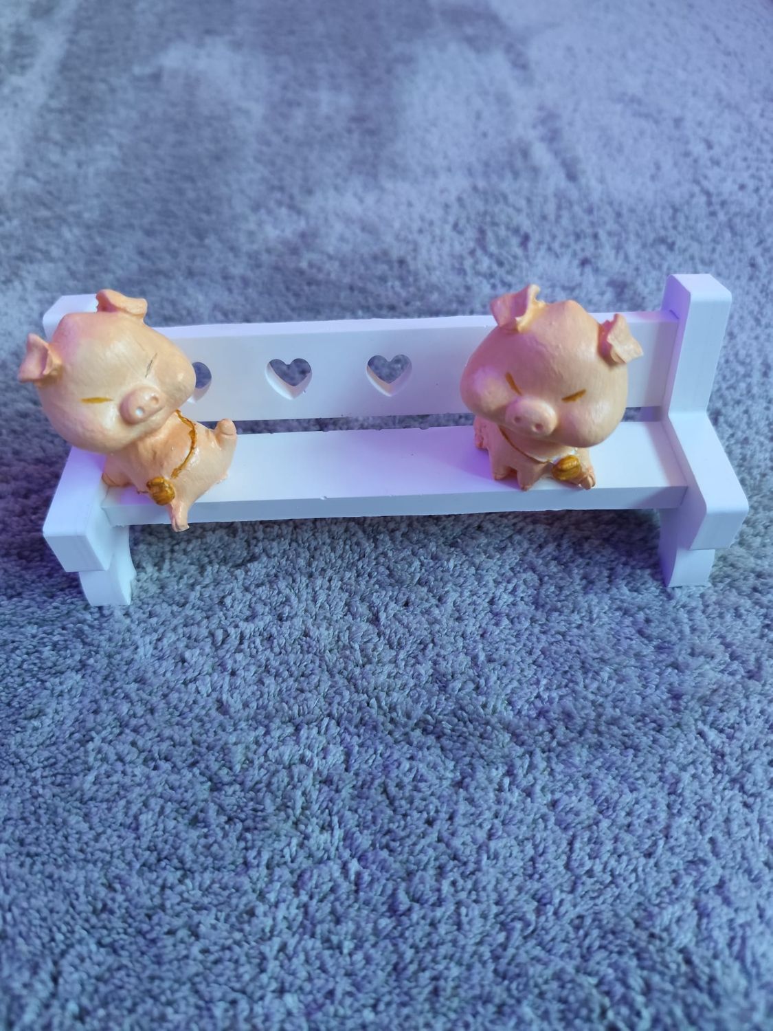 Schweinchen auf der Herzchen-Bank