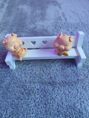 Schweinchen auf der Herzchen-Bank