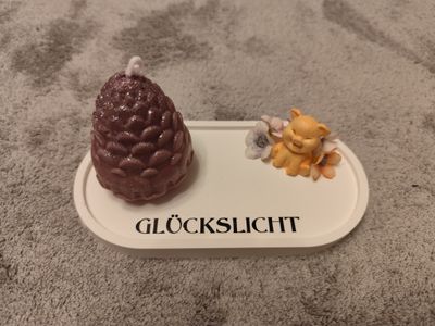 Tannenzapfen Kerze mit Glücksschwein Tannenzapfen Kerze mit Glücksschwein