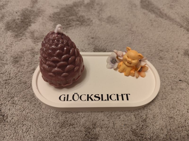 Tannenzapfen Kerze mit Glücksschwein