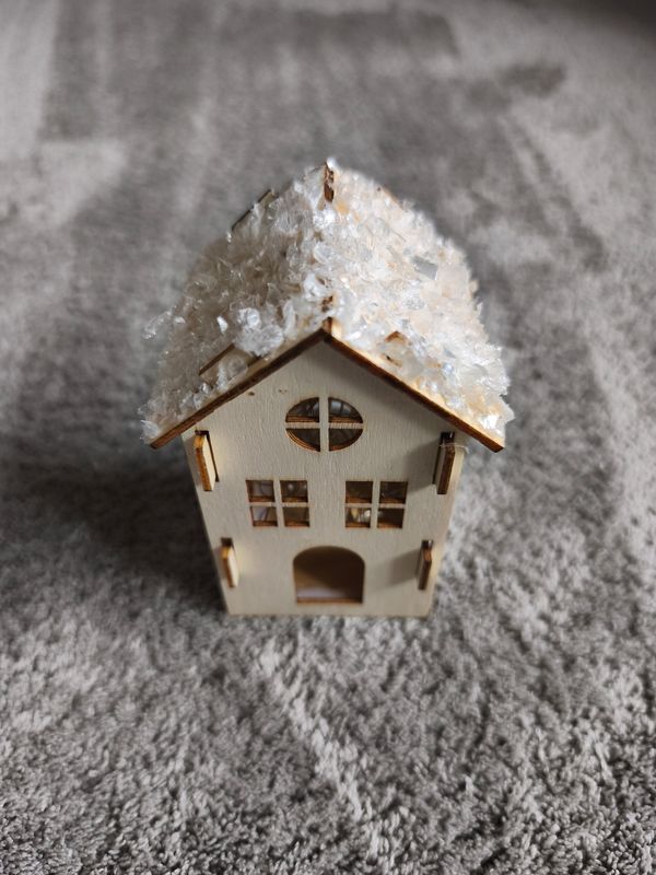 Haus mit Beleuchtung in 3 Stufen - Warmweiss