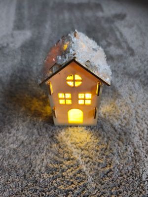 Haus mit Beleuchtung in 3 Stufen - Warmweiss