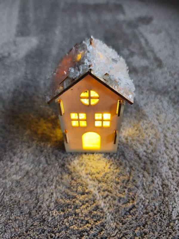 Haus mit Beleuchtung in 3 Stufen - Warmweiss