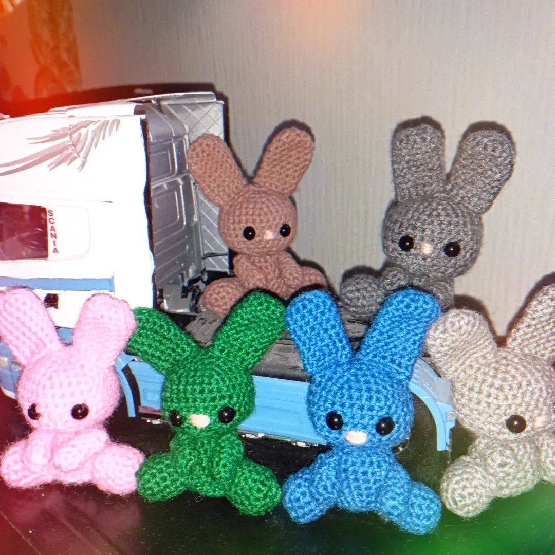 Häschen in verschiedenen Farben gehäkelt