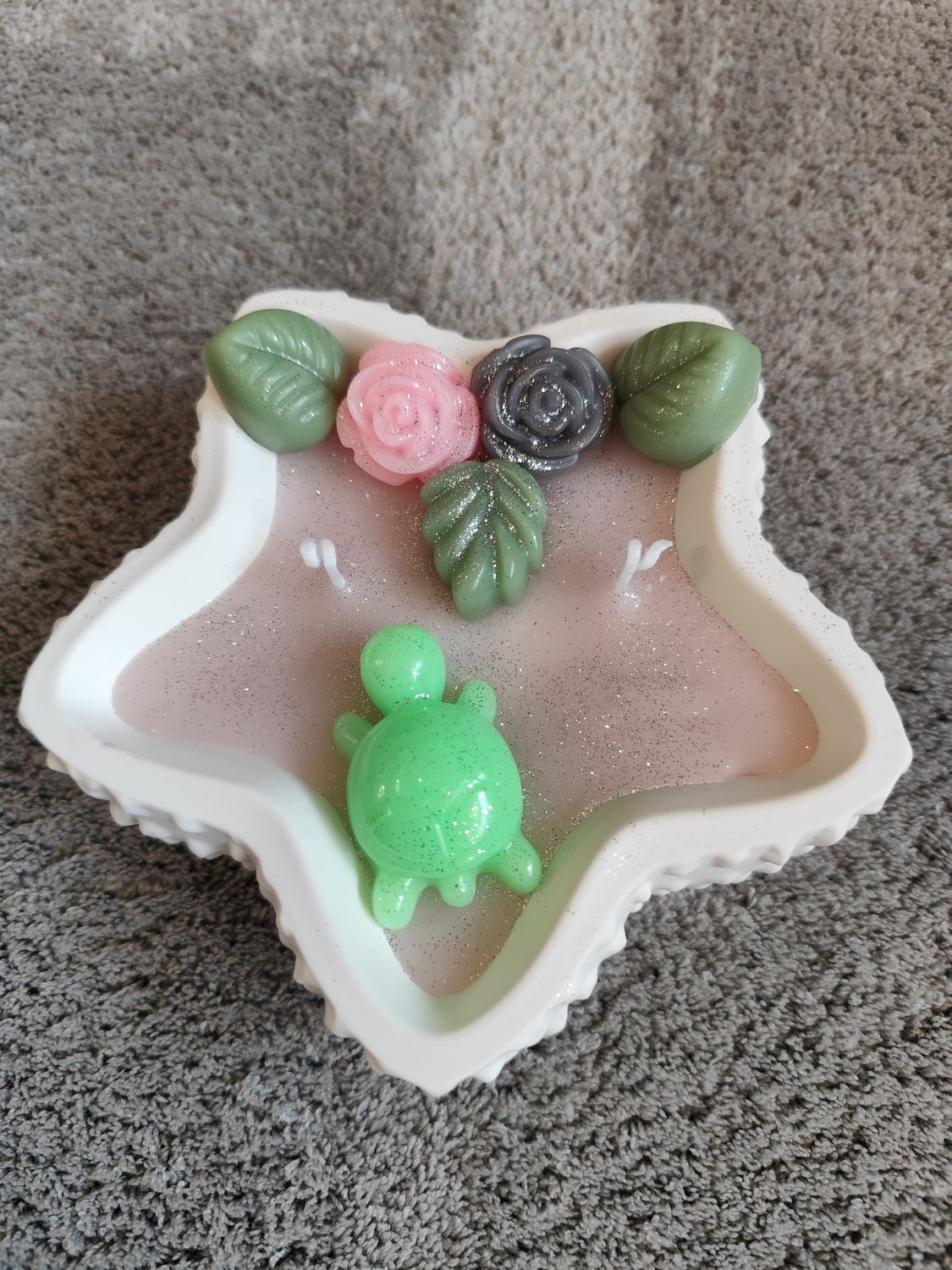 Dekorative Kerze in einer Sternschale