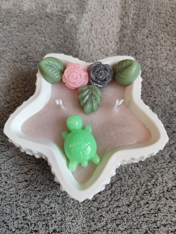 Dekorative Kerze in einer Sternschale