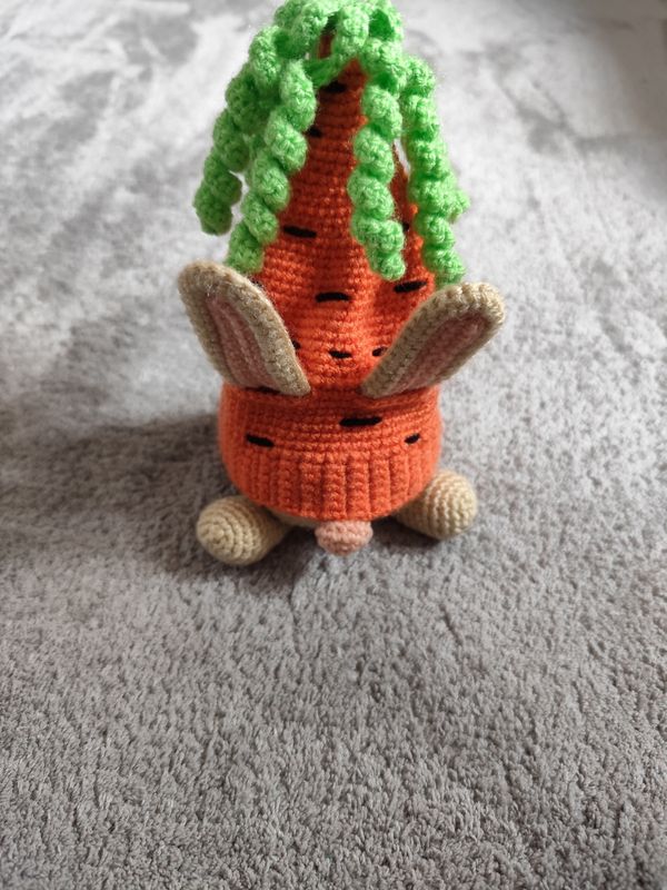 Hase mit Karotten Mütze
