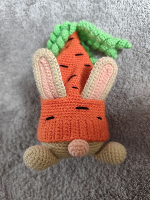 Hase mit Karotten Mütze