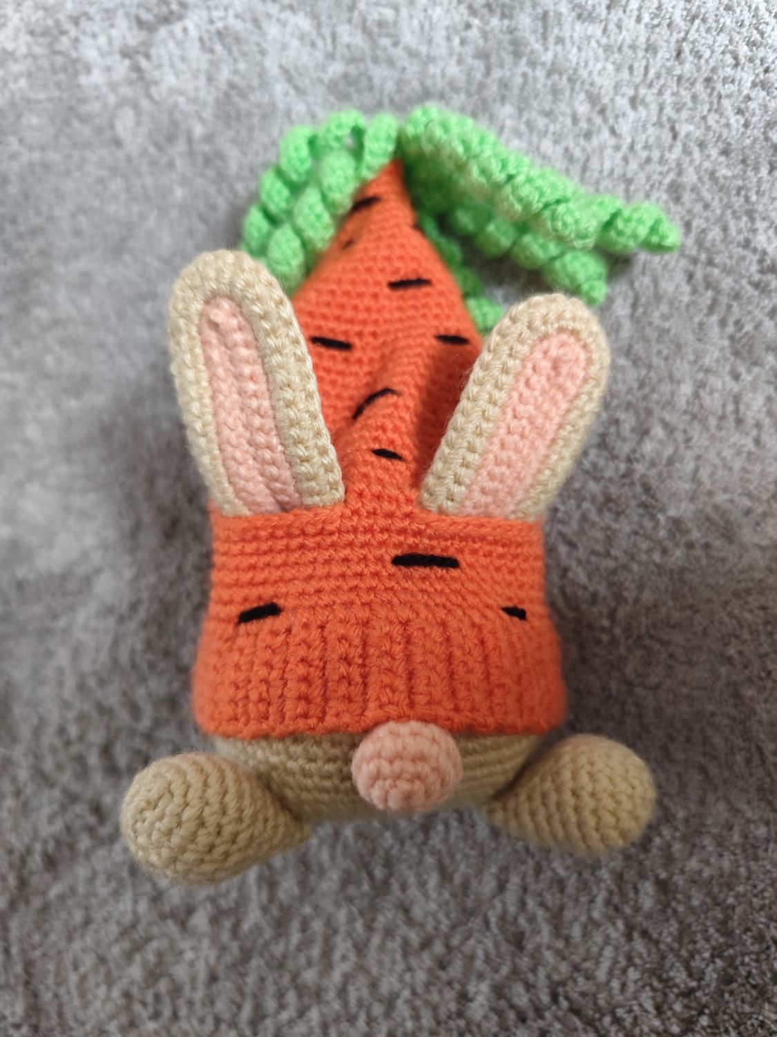 Hase mit Karotten Mütze