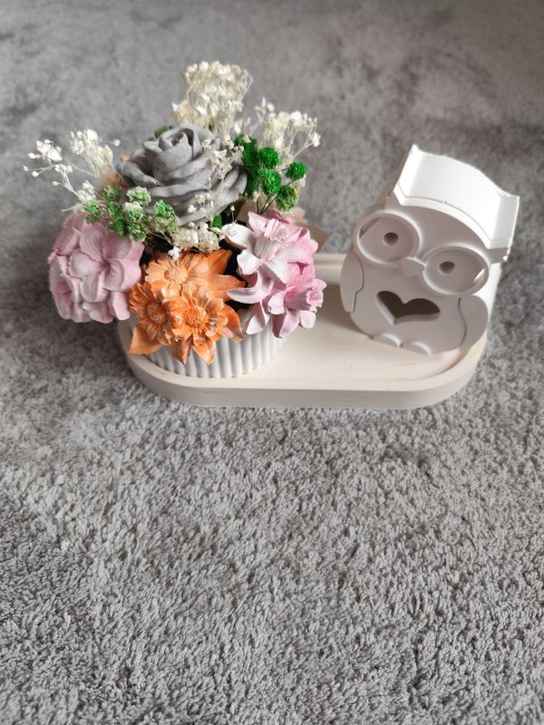 Blumentopf mit Figuren 