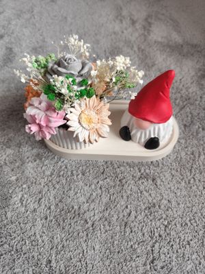 Blumentopf mit Figuren 