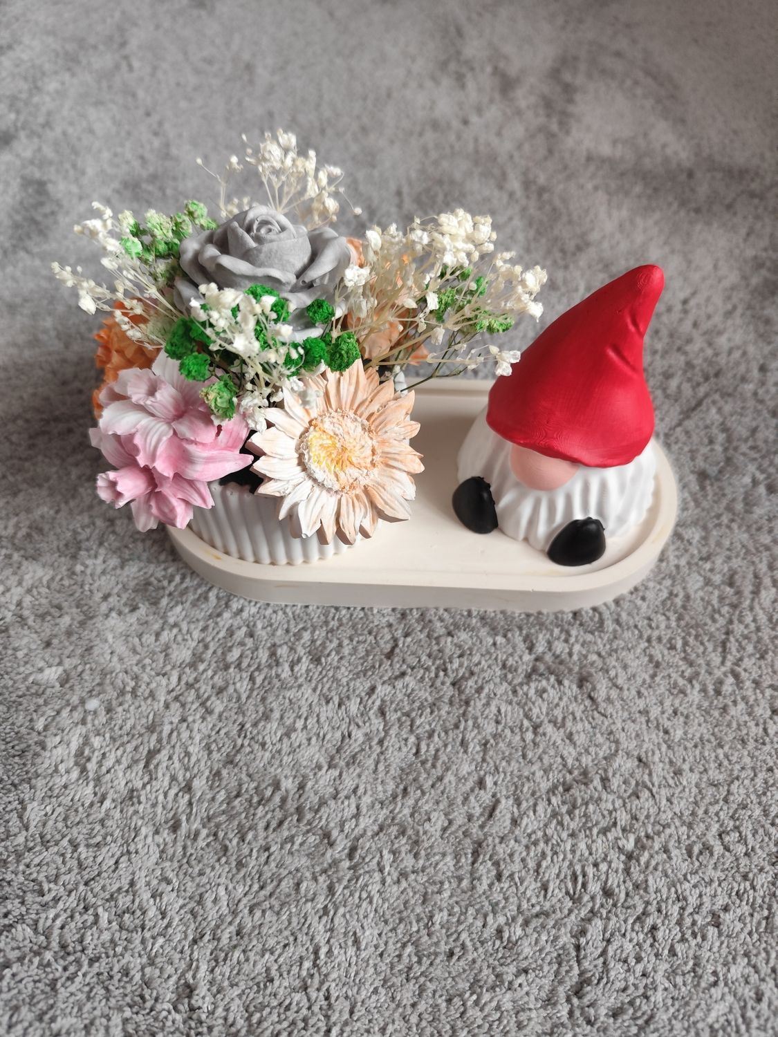 Blumentopf mit Figuren 