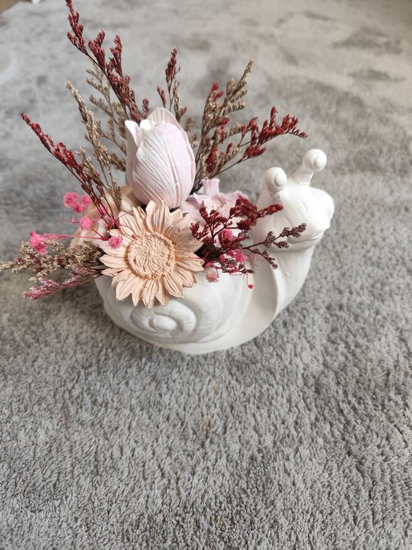 Schnecke mit Blumstrauß