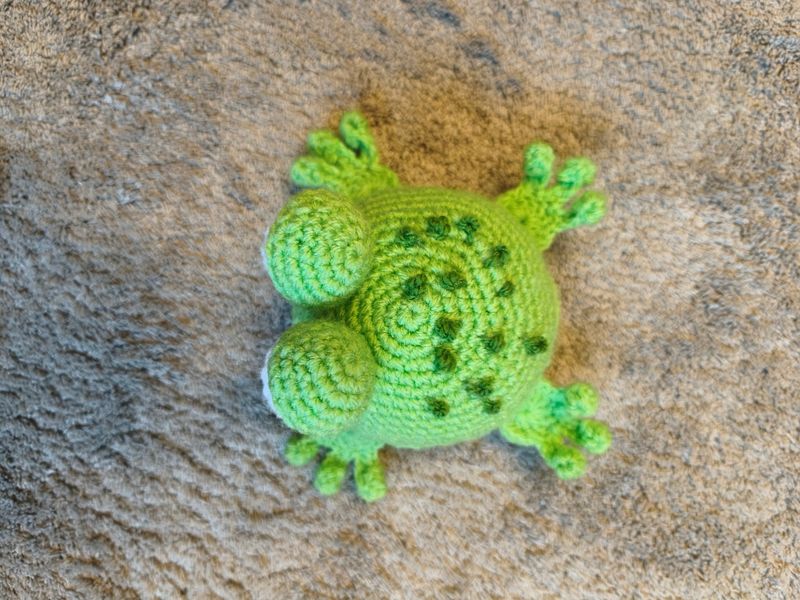 Handgehäkelter Frosch Amigurumi – Kleines Kuscheltier, süße Deko, handgemachtes Geschenk für Kinder und Froschfans