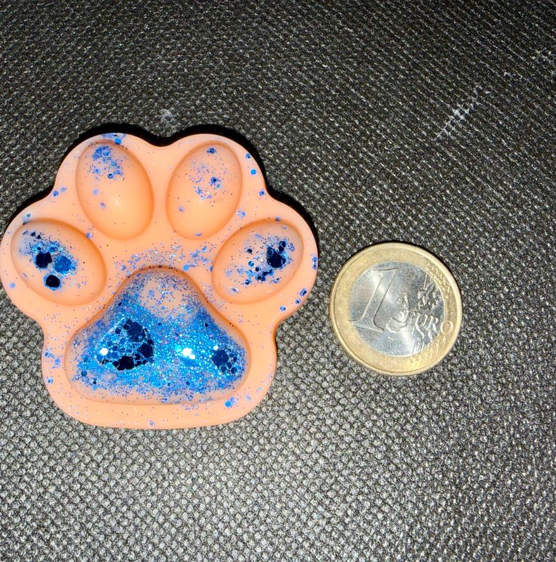 fondant pattes orange pailletée ✨ bleue 🐾 avec paillettes 🕯️ cire de soja végétale