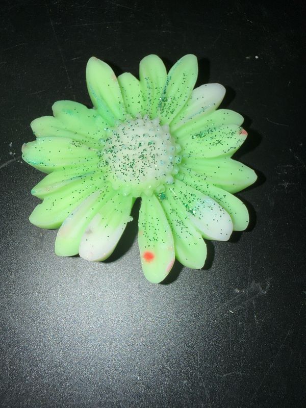 Fondant marguerite 🌼 verte paillettes ✨ 🕯️ cire de soja végétale