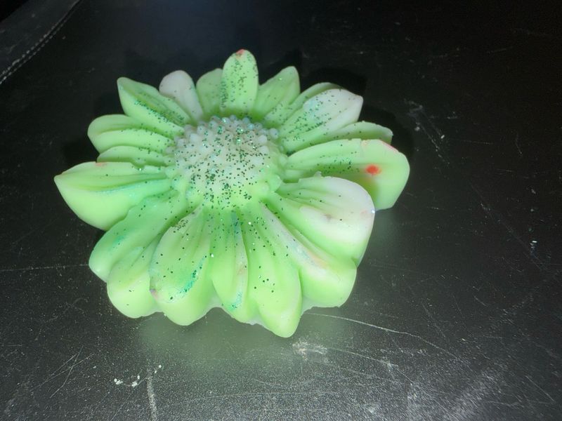 Fondant marguerite 🌼 verte paillettes ✨ 🕯️ cire de soja végétale