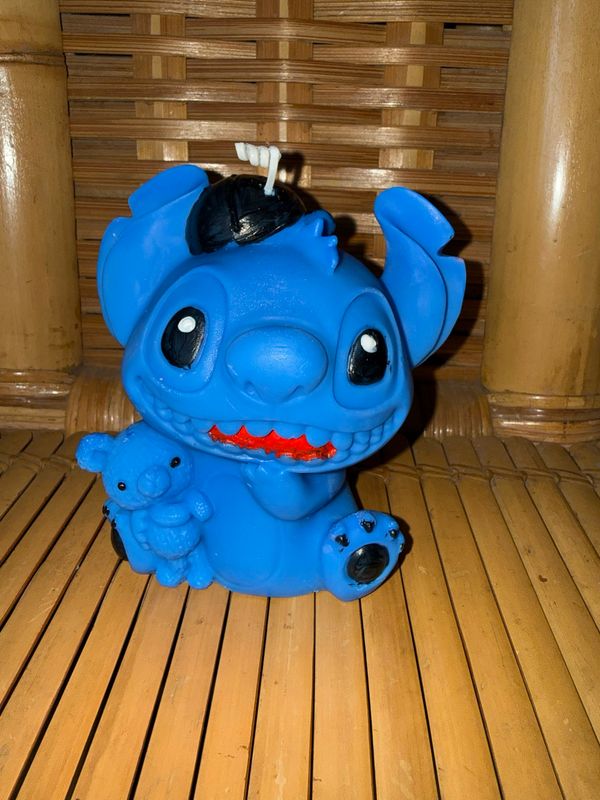 Bougie grand stitch bleu casquette 🧢 noire 🕯️ cire de soja végétale