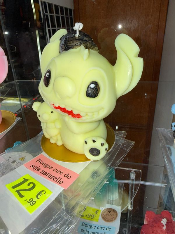 Bougie grand stitch jaune casquette 🧢 noir🕯️ cire de soja végétale