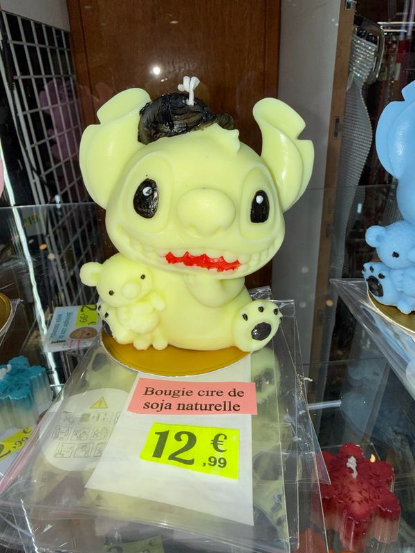 Bougie grand stitch jaune casquette 🧢 noir🕯️ cire de soja végétale