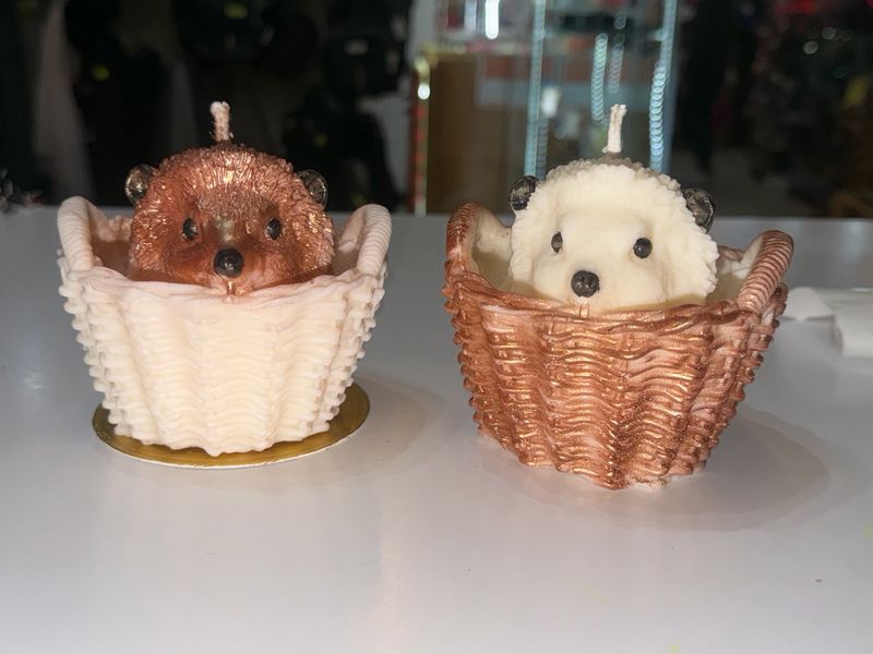 Grosse Bougie hérisson niglo brun dans panier blanc 🦔 cire de soja végétale