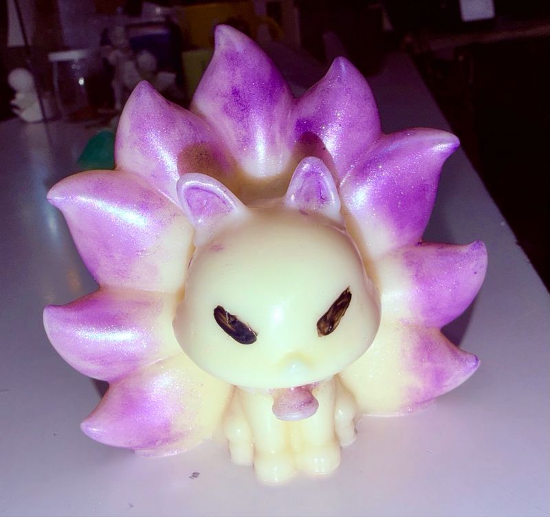 Bougie renard blanc 🦊 à neuf queues violettes 🕯️ cire de soja végétale