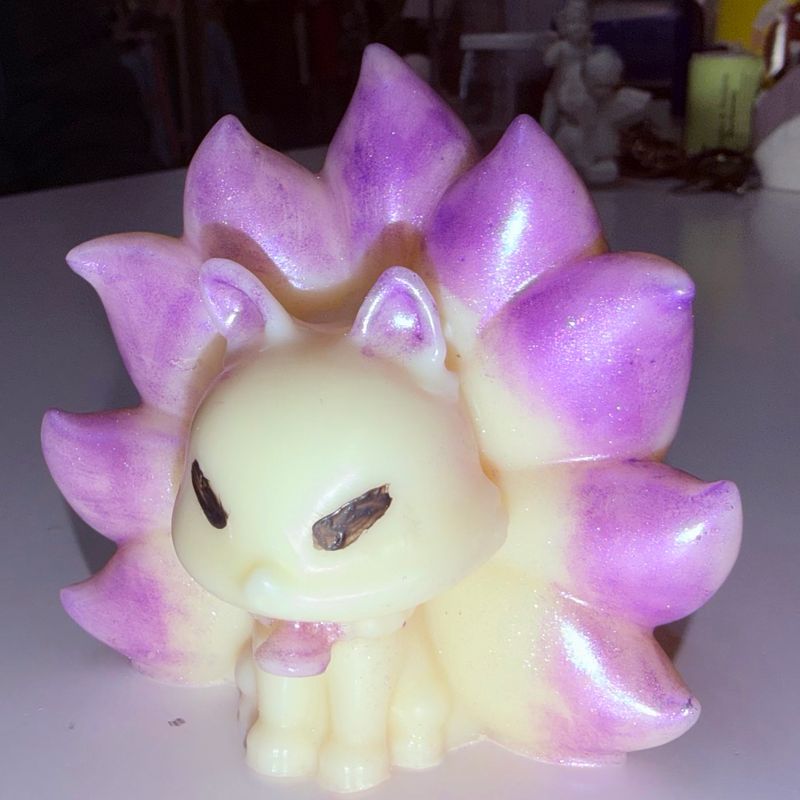 Bougie renard blanc 🦊 à neuf queues violettes 🕯️ cire de soja végétale