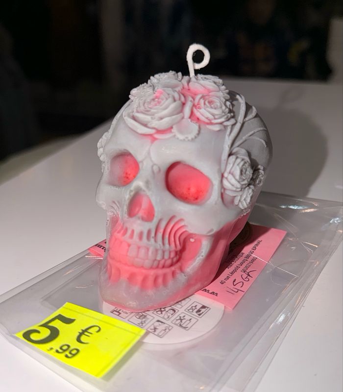 Bougie artisanale tête de mort ☠️ grise et rouge 🕯️ cire de soja végétale
