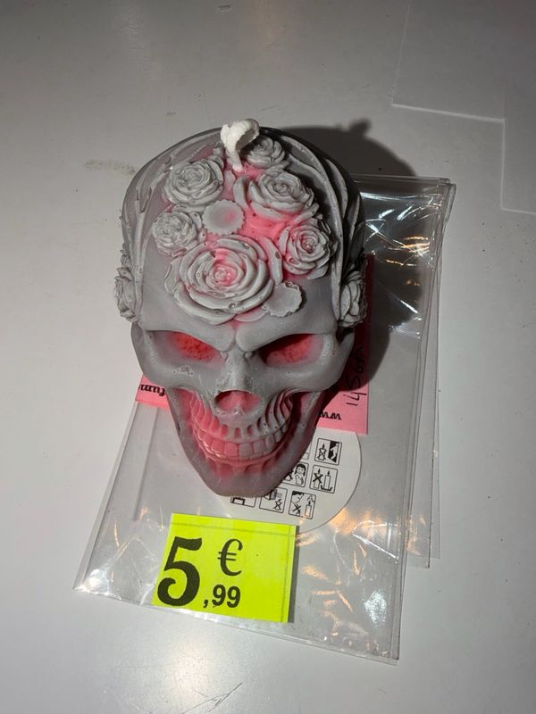 Bougie artisanale tête de mort ☠️ grise et rouge 🕯️ cire de soja végétale