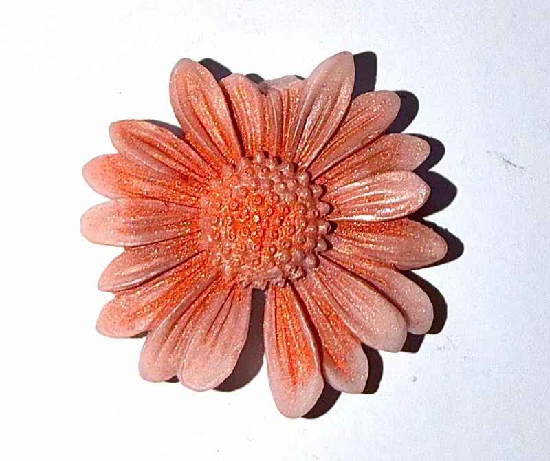 Fondant marguerite pailletée rouge 🌼 🕯️ cire de soja végétale