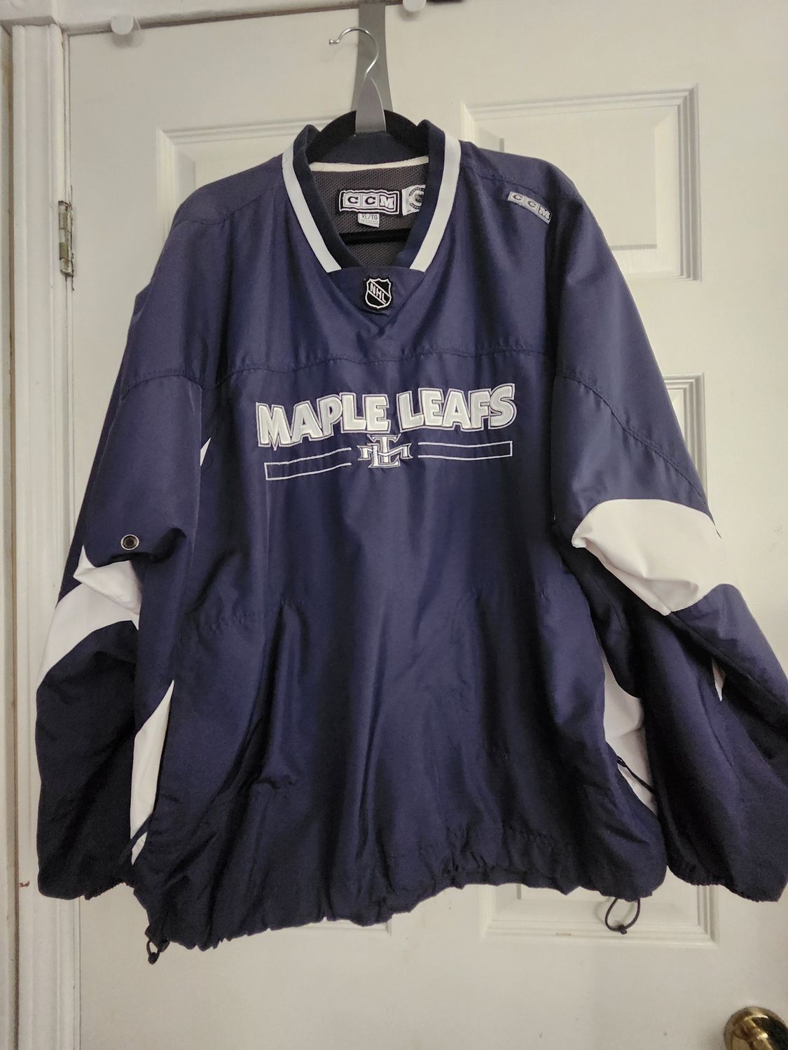 NHL CCM Long-Sleeve Leaf Pullover Top XL
