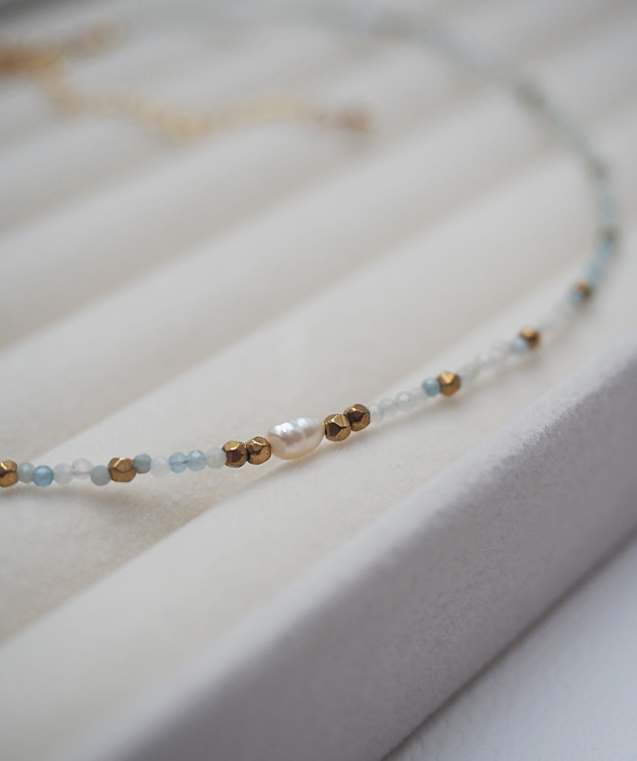 Choker &quot;Delikatność - morganit i perła&quot;