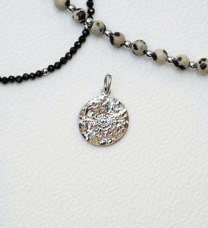 Zawieszka Moneta młotkowana ze słońcem SILVER