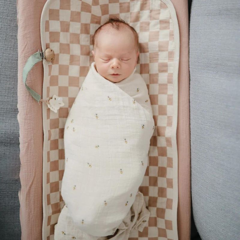 Mushie muslin swaddle - Bees