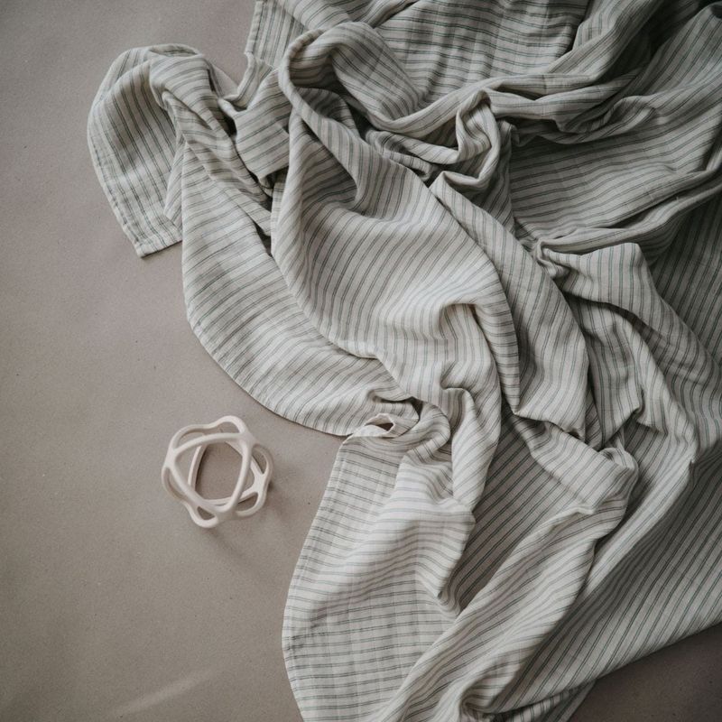 Mushie muslin swaddle - Sage stripes