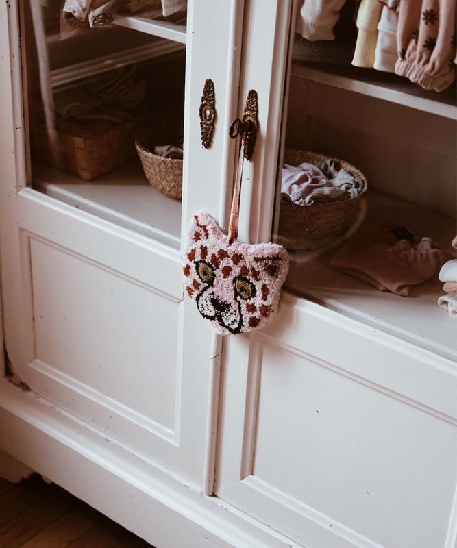 Pinky leopard gift hanger