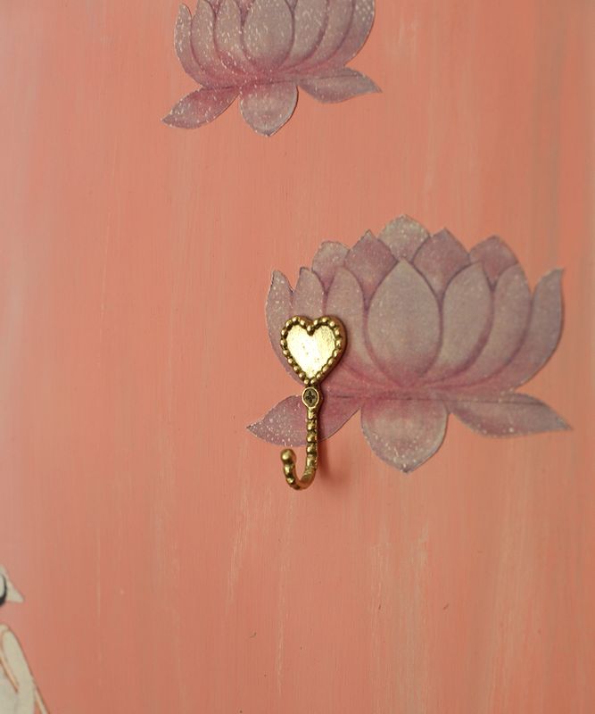 Saachi heart hook