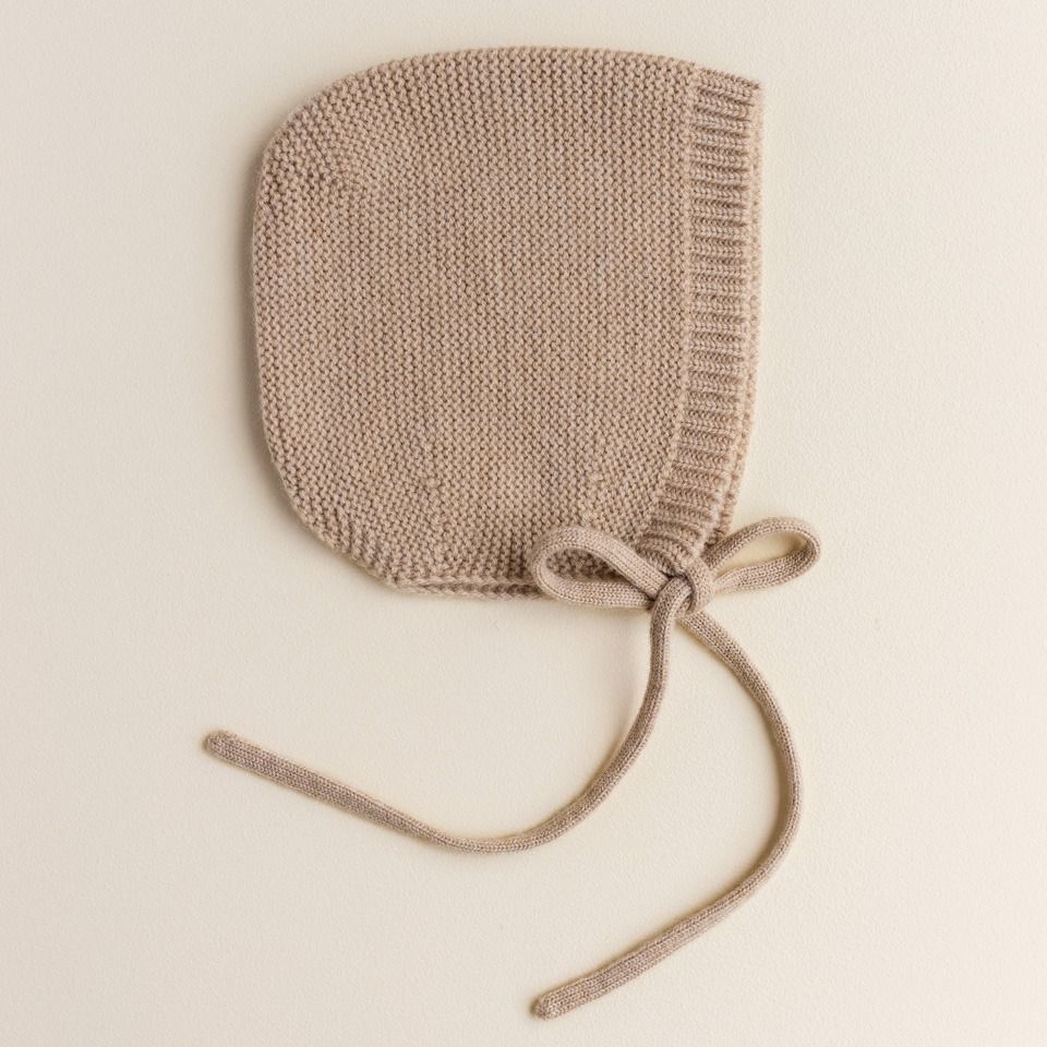 Hvid - bonnet dolly sand