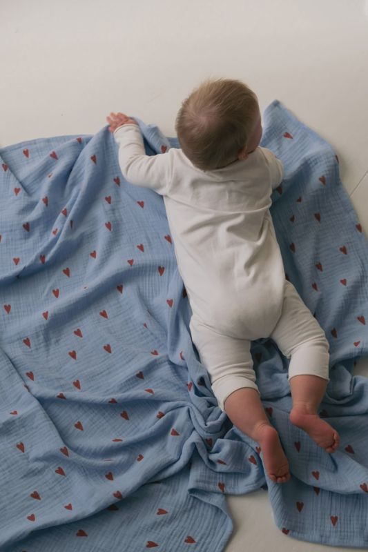 Swaddle Print Medium - Light Blue Hearts