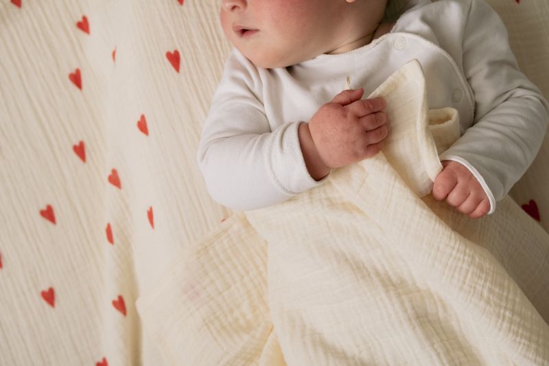 Swaddle Print Medium - Beige Hearts