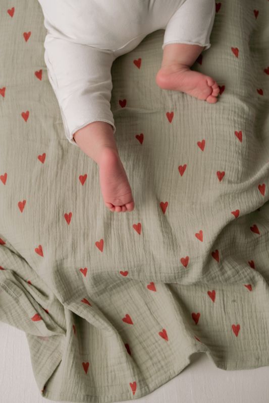 Swaddle Print Medium - Green Hearts