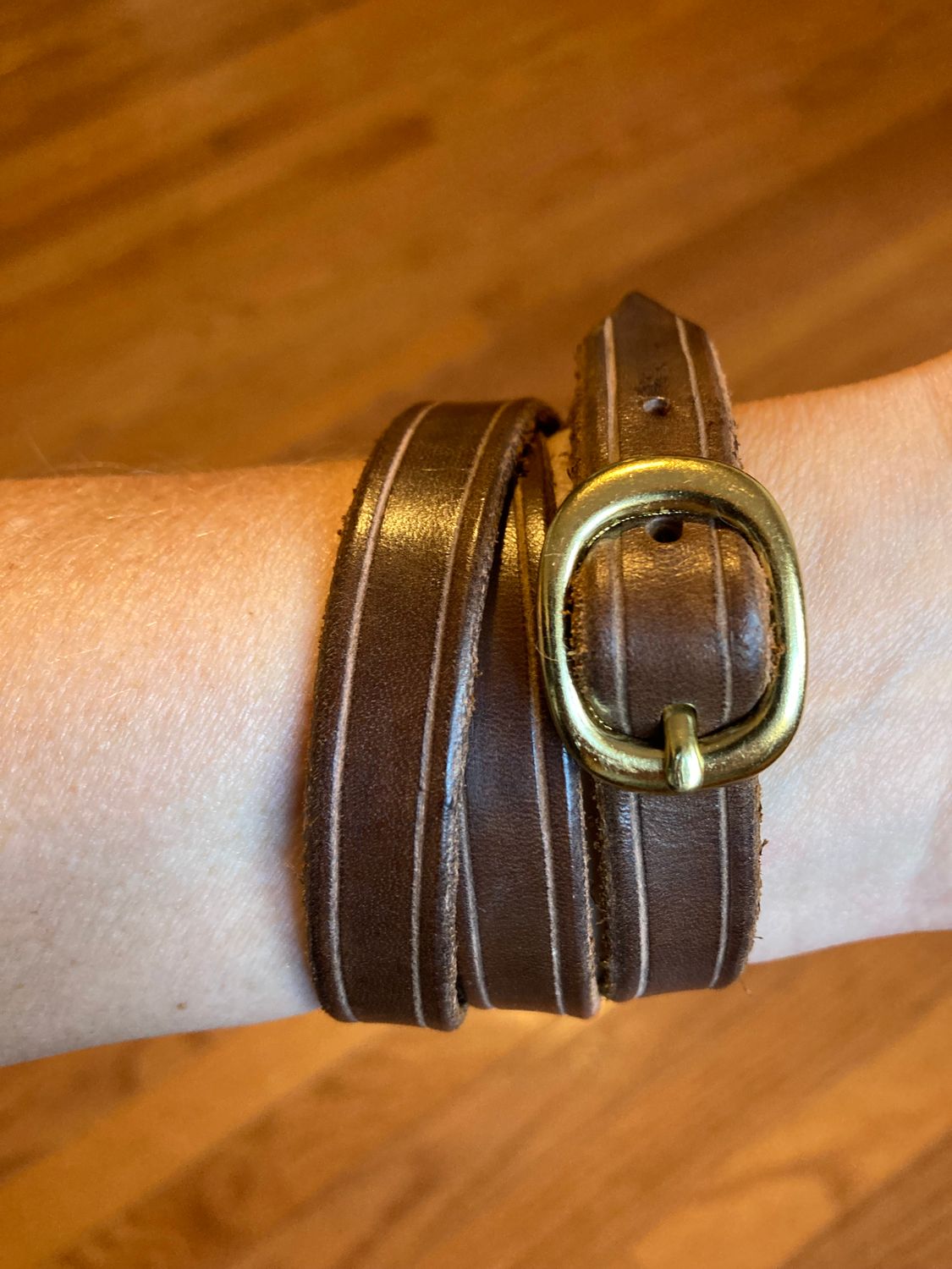 Grooved wrap bracelet with buckle in Walnut