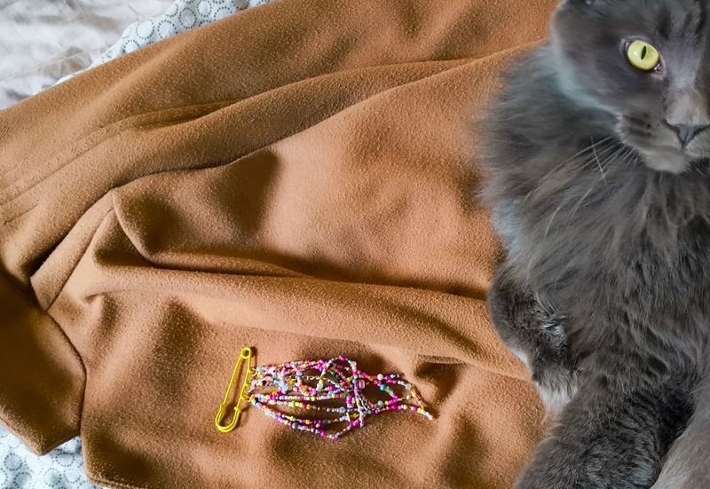 Ozdobna agrafka z koralikami